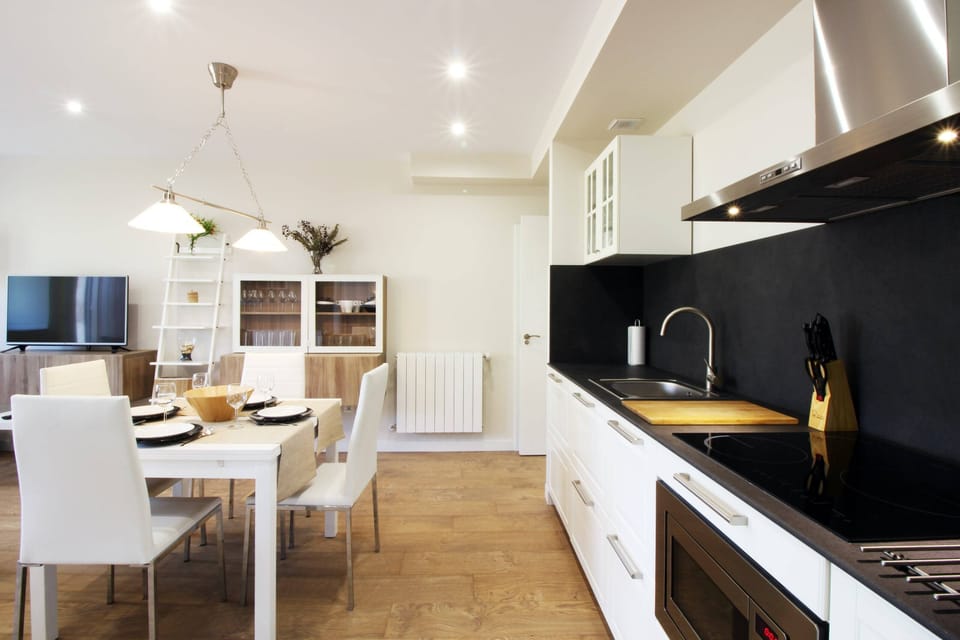 Full-size fridge, microwave, oven, stovetop