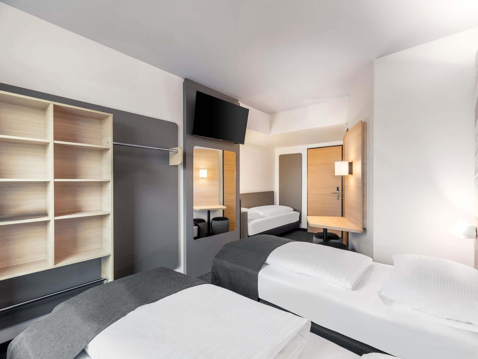 Triple Room | Desk, blackout drapes, soundproofing, WiFi (free)