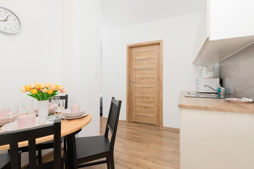 Deluxe Studio Suite | Private kitchen | Coffee/tea maker, electric kettle