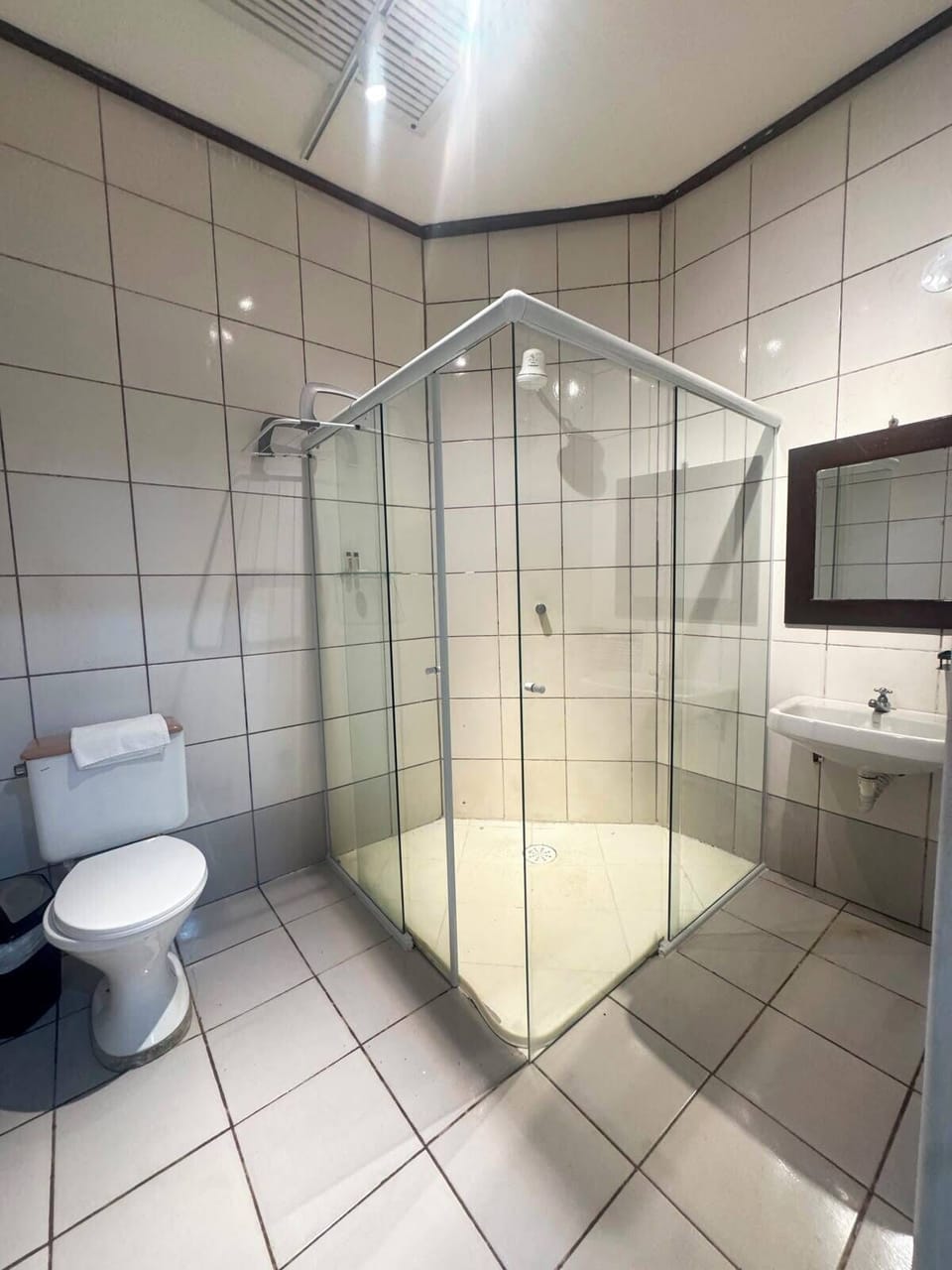 Classic Triple Room | Bathroom | Shower, hair dryer, towels, toilet paper