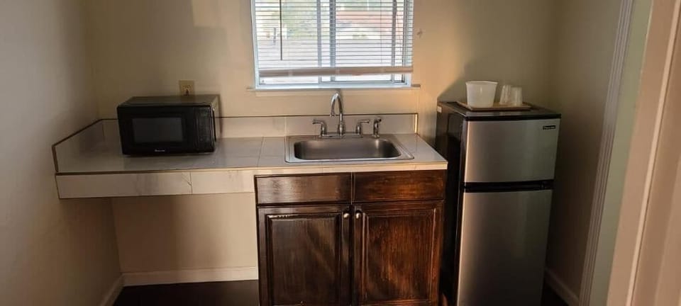 Deluxe Double Room, Non Smoking | Private kitchen | Mini-fridge, microwave