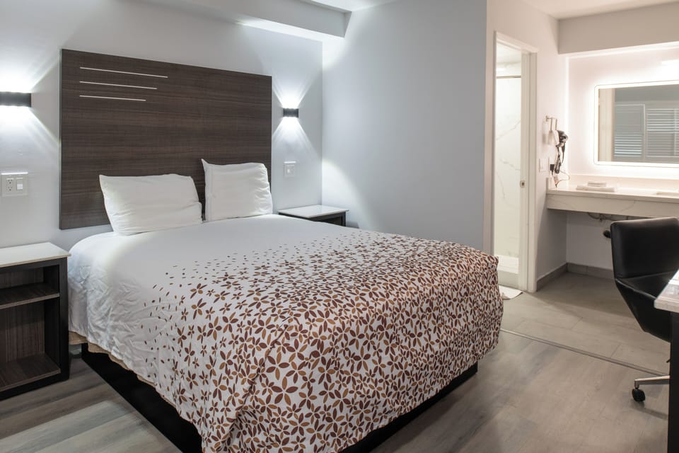 Deluxe Queen Single Room | Desk, laptop workspace, free WiFi