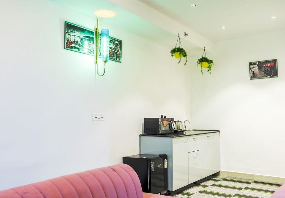 Deluxe Studio Suite, 1 King Bed, City View