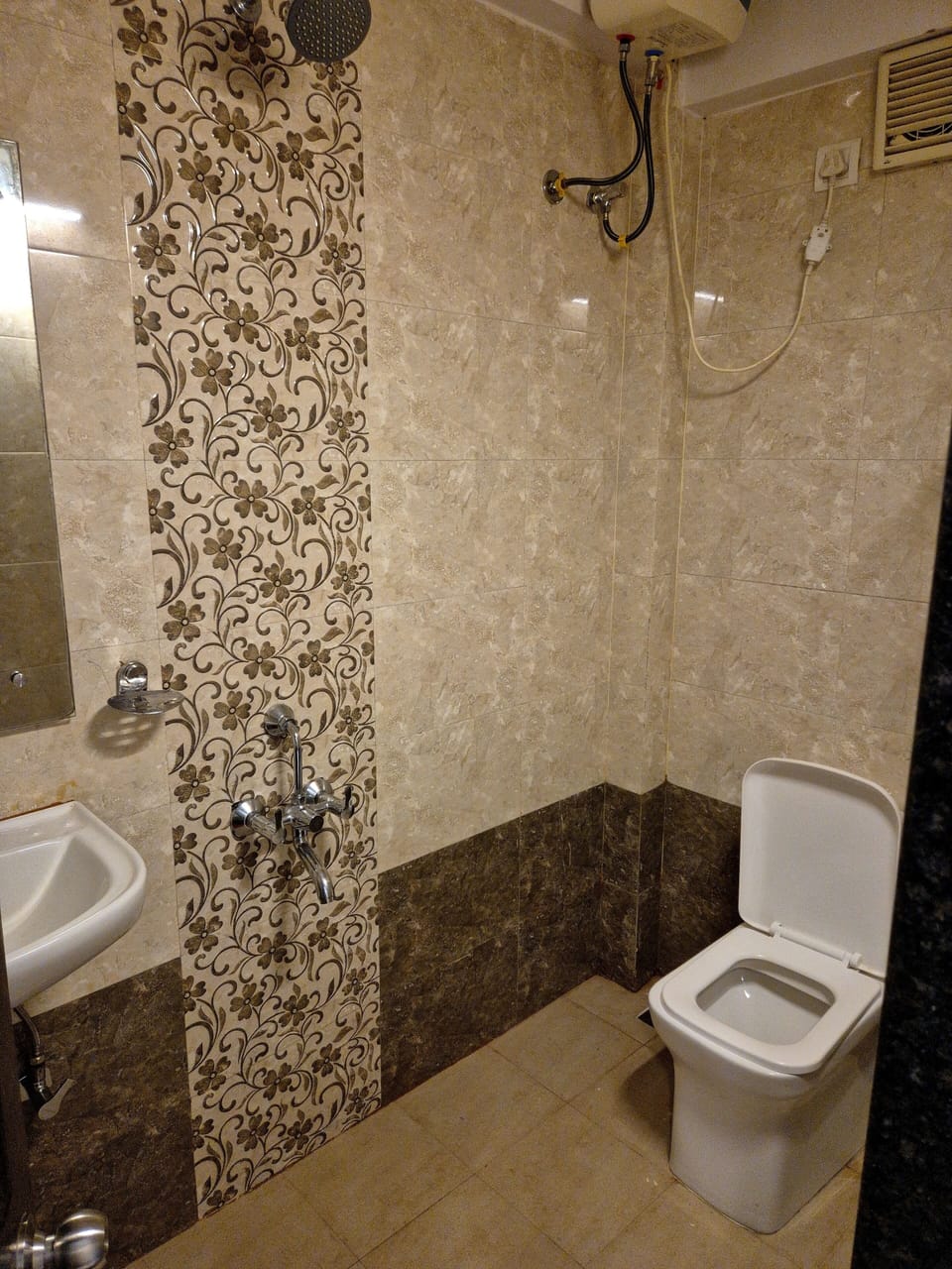 Deluxe Room | Bathroom | Free toiletries, towels, soap, shampoo