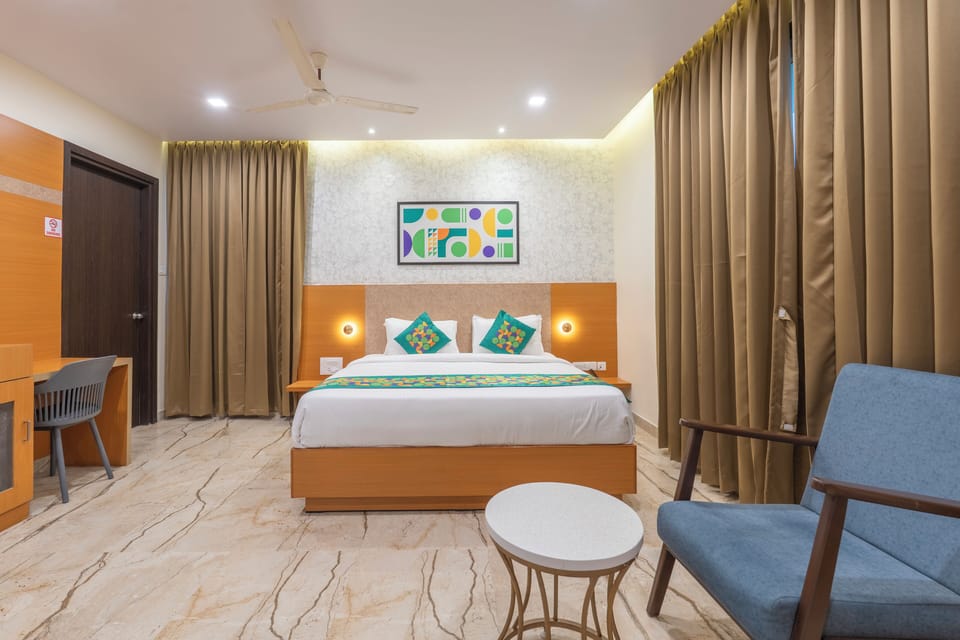 Deluxe Room | Individually furnished, desk, blackout drapes, iron/ironing board