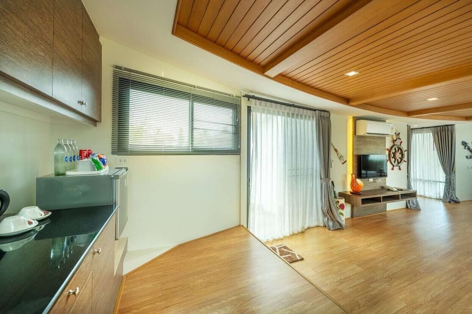 Signature Studio Suite | Living area