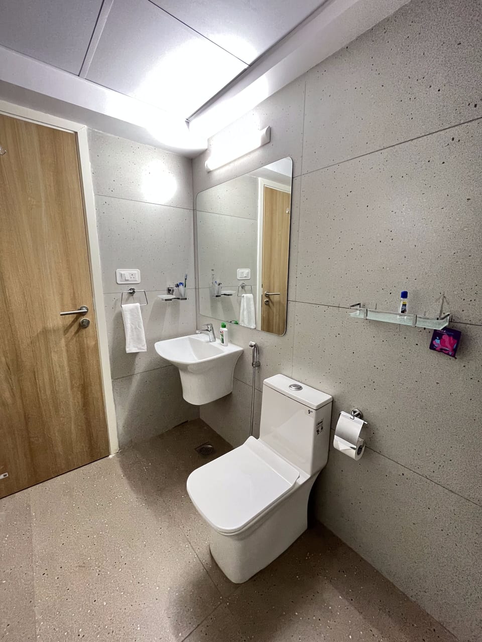 Deluxe Double or Twin Room, City View | Bathroom | Shower, eco-friendly toiletries, slippers, towels