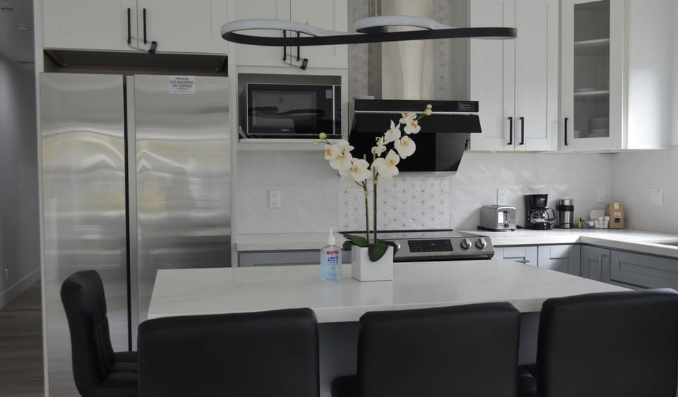 Deluxe House | Private kitchen | Full-size fridge, microwave, oven, stovetop