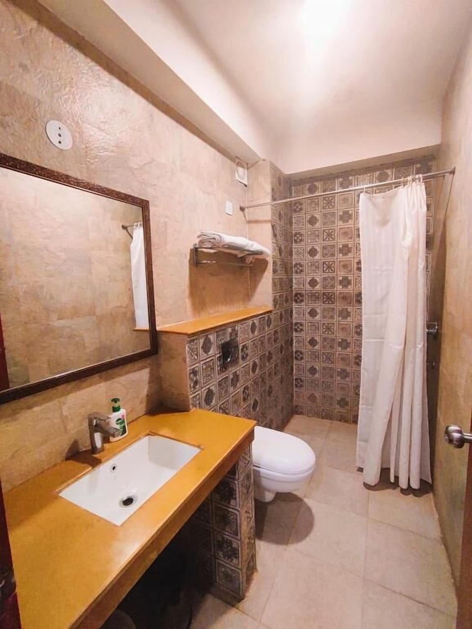 Rainfall showerhead, free toiletries, slippers, bidet