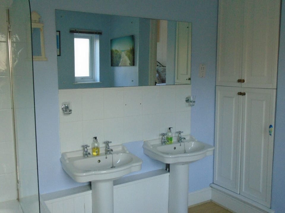 Deluxe Double Room, Ensuite | Bathroom | Hair dryer, towels, soap, shampoo