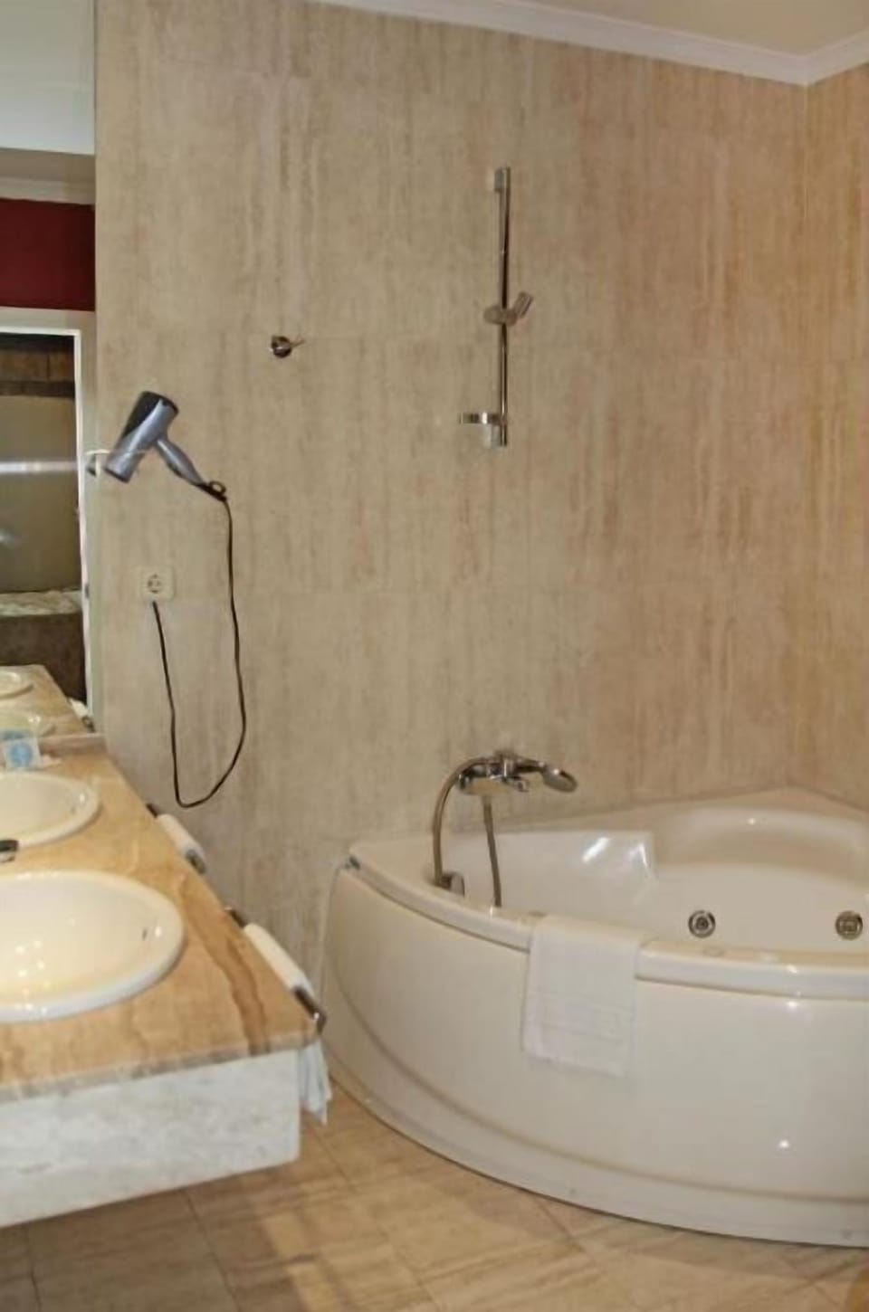 Comfort Double Room, Balcony, City View | Bathroom | Hair dryer, towels, soap, shampoo