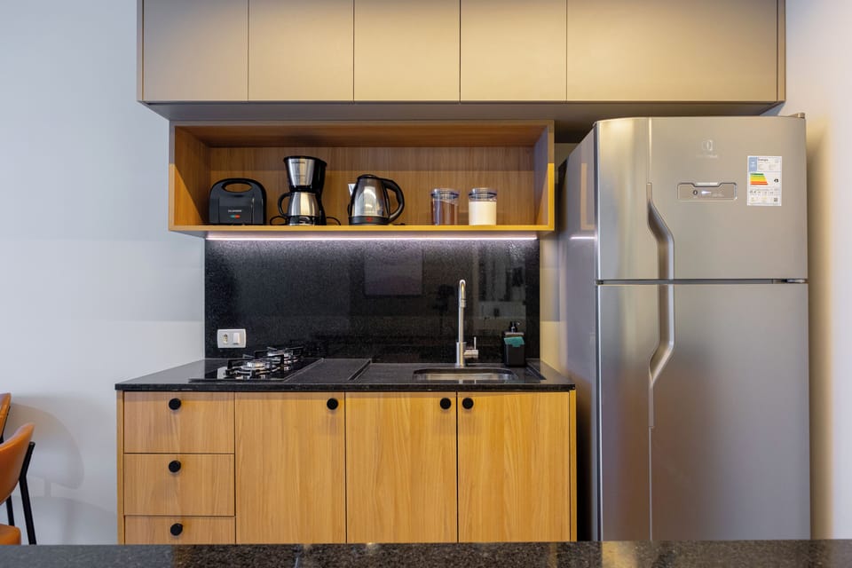 Basic Apartment, City View | Private kitchen | Fridge, microwave, stovetop, cookware/dishes/utensils
