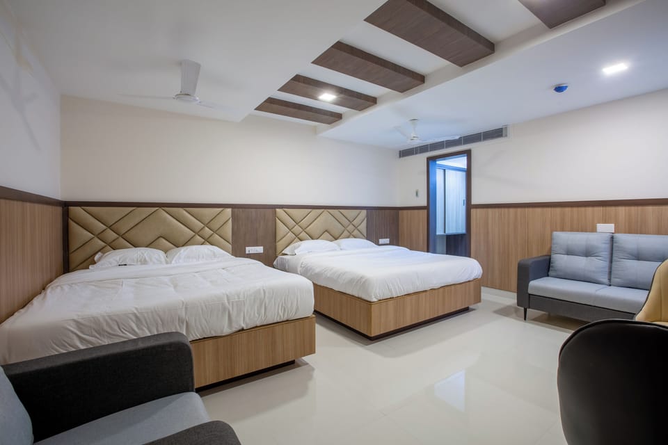 Family Room | Hypo-allergenic bedding available, soundproofing, WiFi (free)