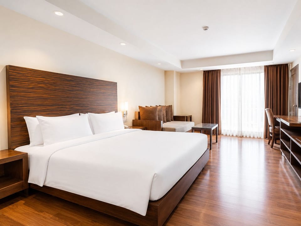 Junior Studio Suite | Minibar, in-room safe, desk, laptop workspace
