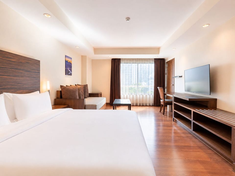 Junior Studio Suite | Minibar, in-room safe, desk, laptop workspace