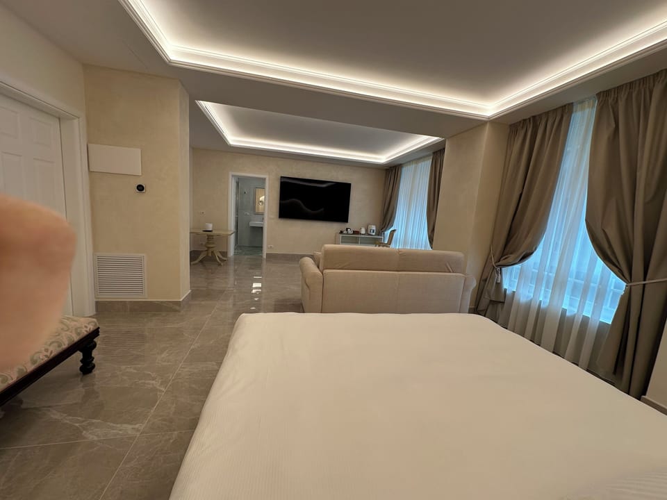 Suite Queen Deluxe | 1 bedroom, desk, blackout drapes, soundproofing