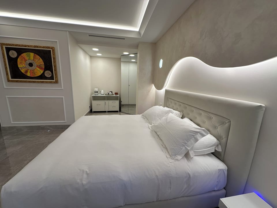 Deluxe Suite | 1 bedroom, desk, blackout drapes, soundproofing