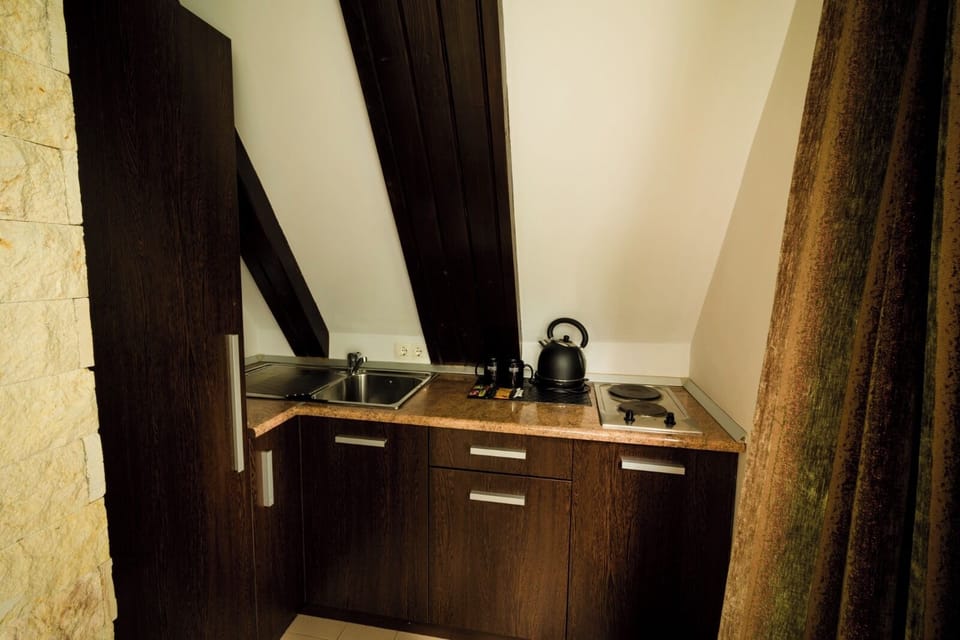 Deluxe Suite, Garden View | WiFi (free)