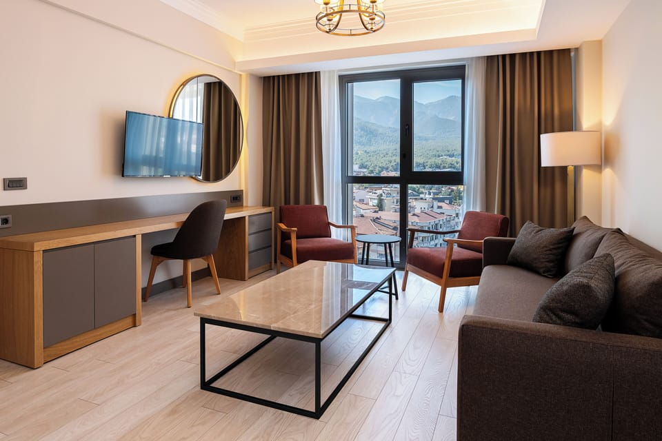 Classic Suite, City View | Living area | 43-inch Smart TV with cable channels