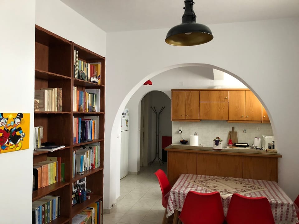 House | 2 bedrooms, desk