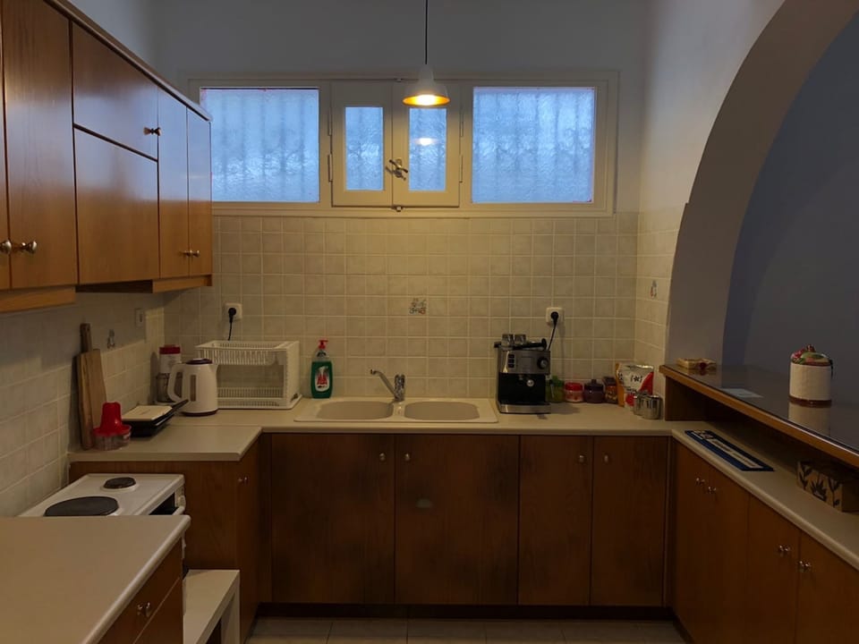 House | 2 bedrooms, desk