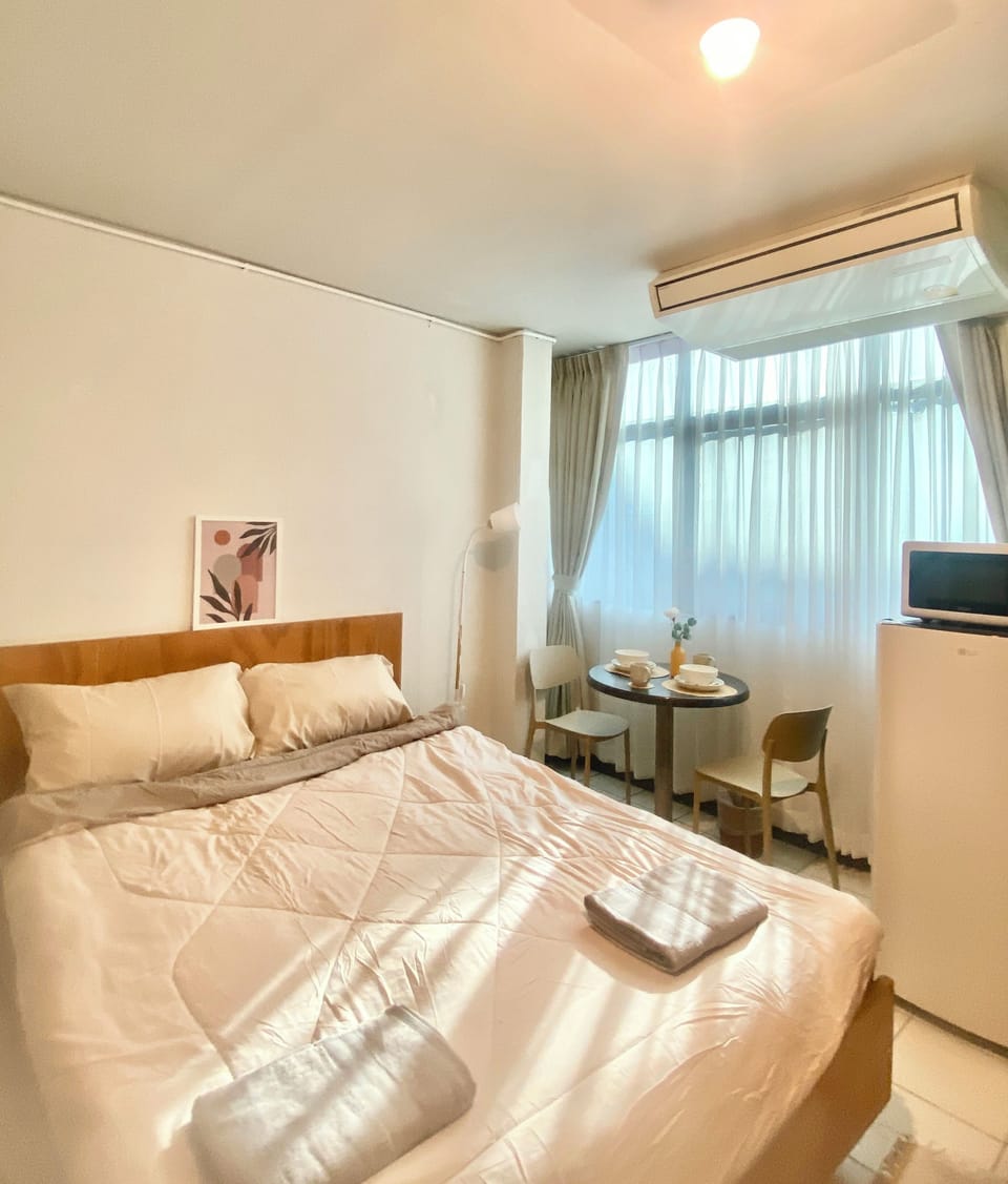 Desk, laptop workspace, iron/ironing board, free WiFi