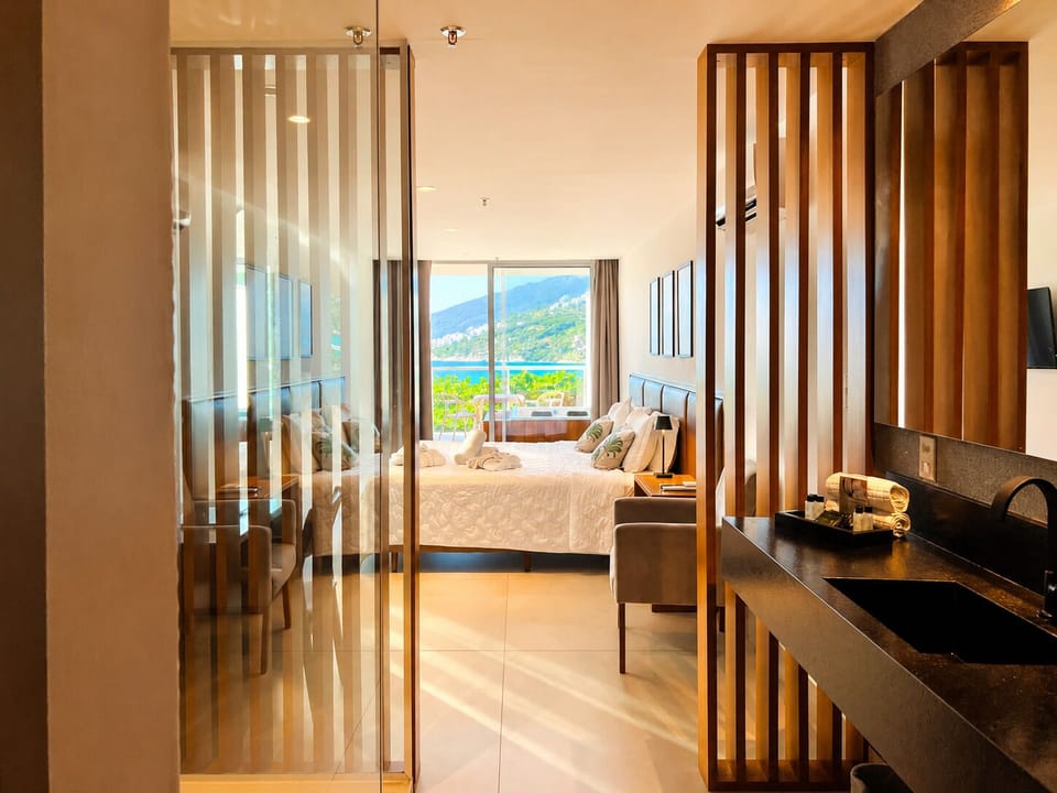 Suite Master | Cribs (free), WiFi (free), bed sheets
