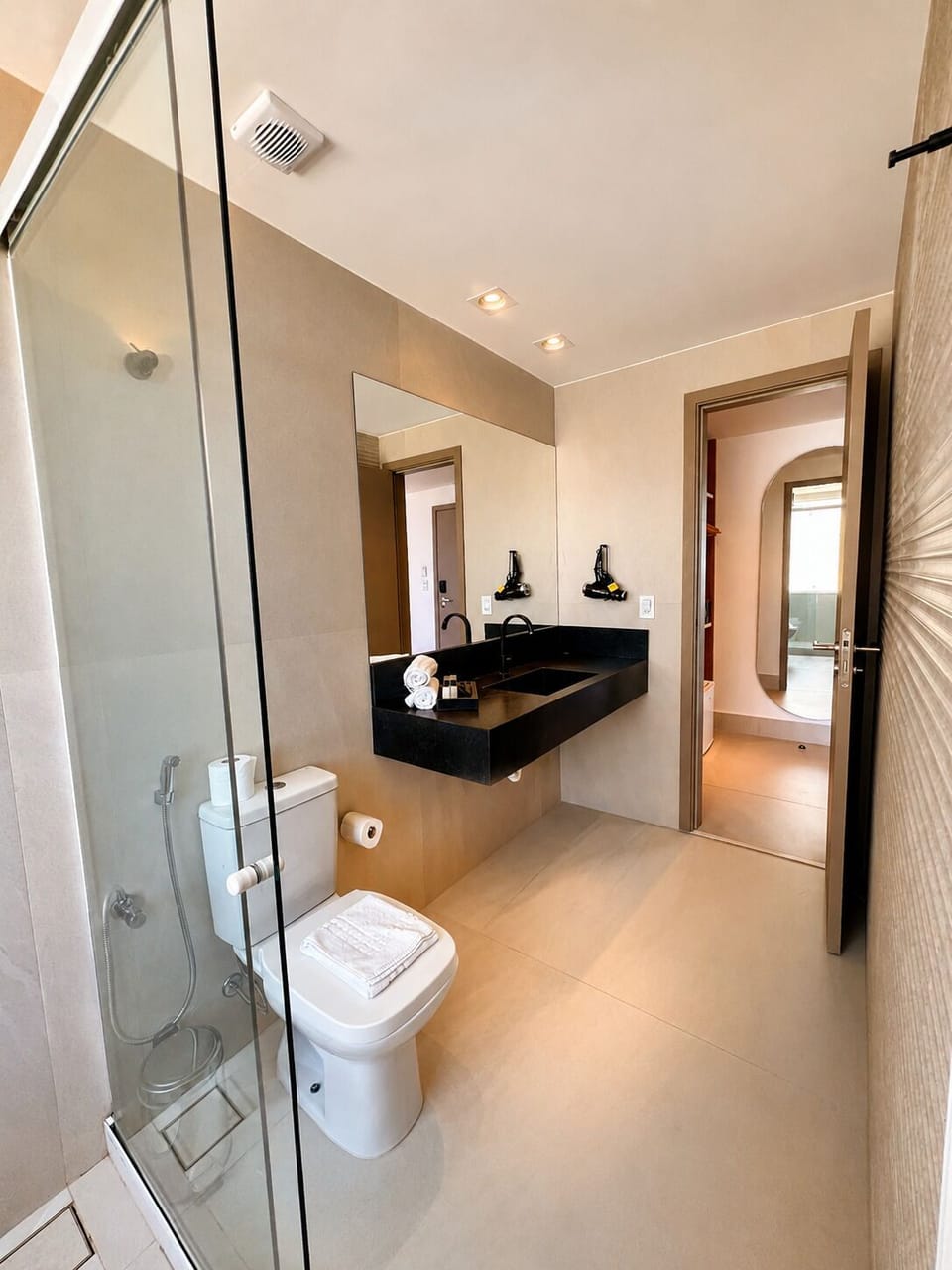 Suite with Jacuzzi | Bathroom | Shower, free toiletries, towels, soap