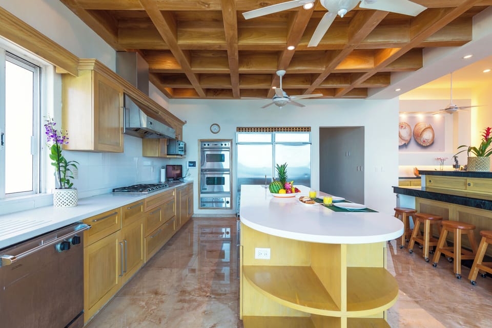 Full-size fridge, microwave, electric kettle, toaster