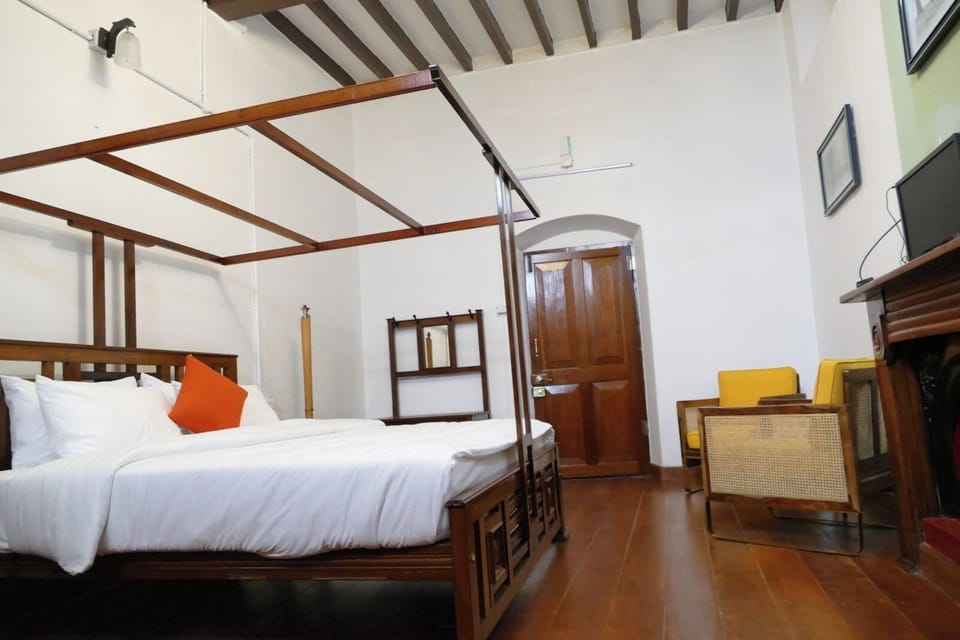 Deluxe Room | Living room
