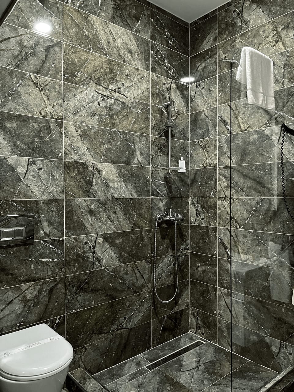 Standard Twin Room, 2 Twin Beds | Bathroom | Hair dryer, towels, soap, shampoo