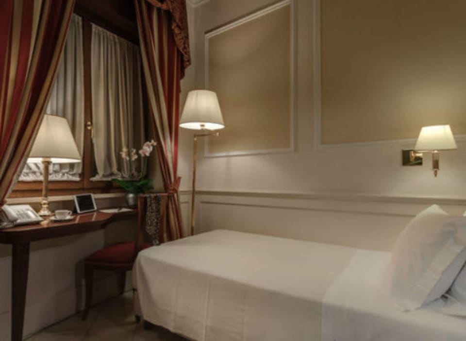 Single Room | In-room safe, desk, blackout drapes, soundproofing