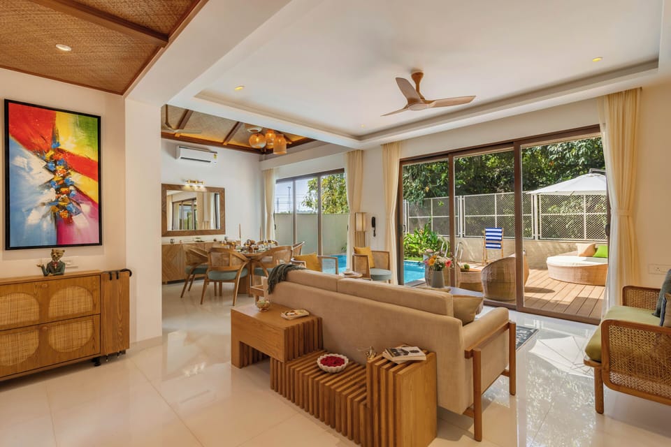 Luxury Room, Pool View | Living area