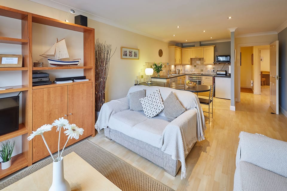 House | 2 bedrooms, desk
