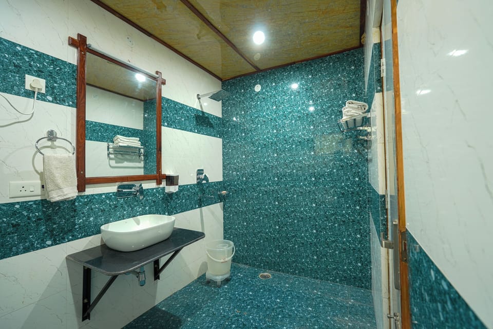 Superior Double Room, Hill View | Bathroom