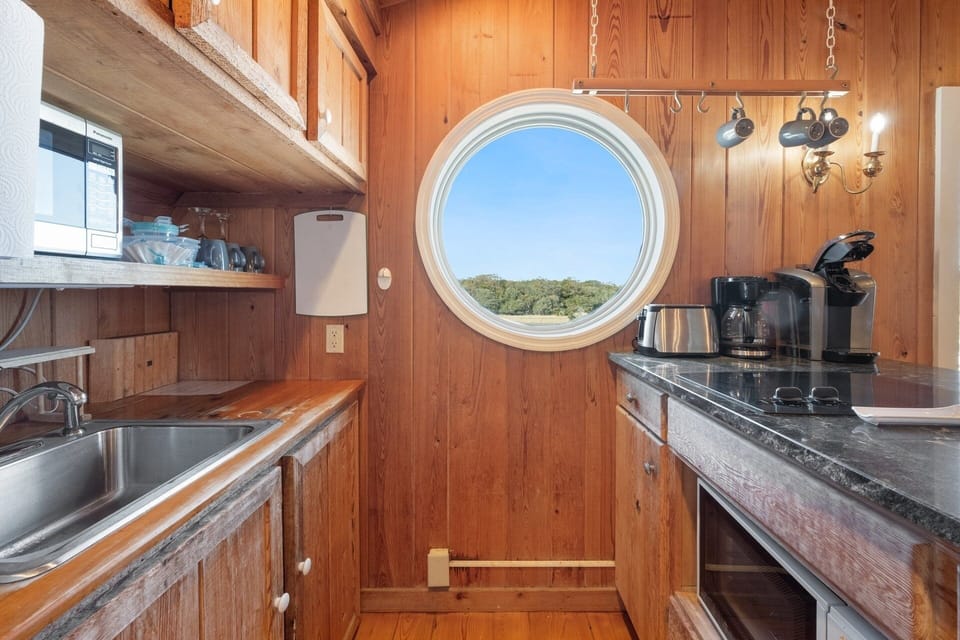 Apartment, 2 Bedrooms | Private kitchen | Fridge, oven, coffee/tea maker, toaster