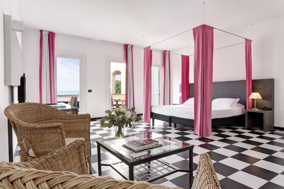 Design, Double Occupancy, with Balcony | Down comforters, minibar, in-room safe, desk