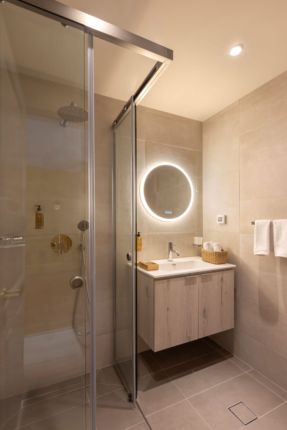 Classic Double Room | Bathroom | Shower, hair dryer, towels, soap