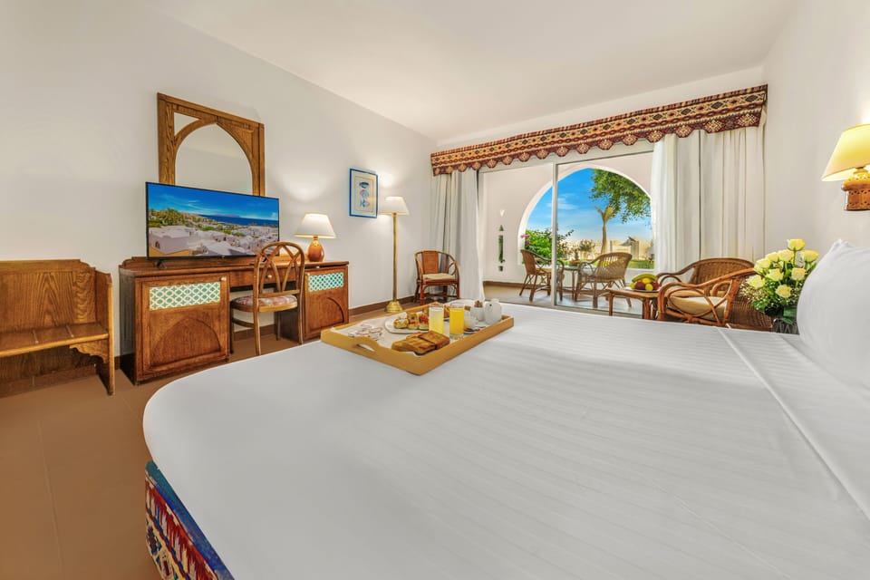 Sultan Queen or Twin Room - Pool View & Panoramic Sea View | Minibar, in-room safe, desk, blackout drapes