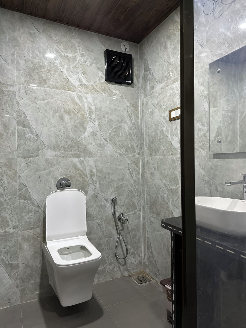Luxury River View Cottage. | Bathroom | Shower, rainfall showerhead, soap, shampoo