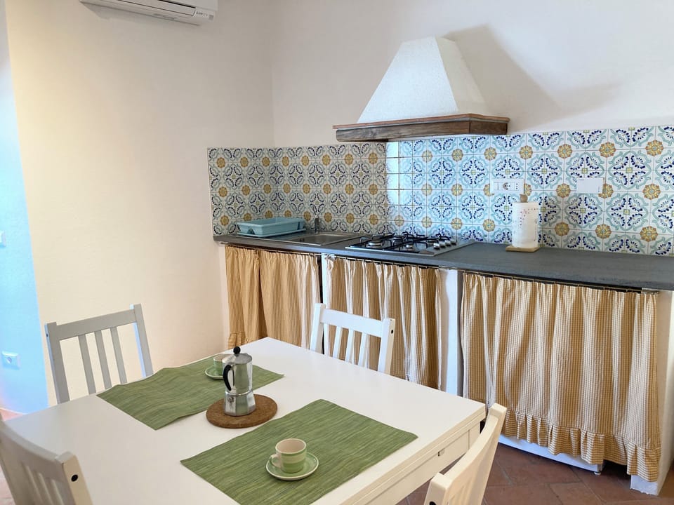 Deluxe Apartment, Garden View | Private kitchen | Fridge, stovetop, cookware/dishes/utensils