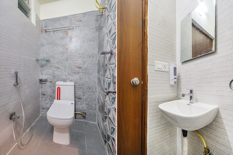 Shower, rainfall showerhead, free toiletries, towels