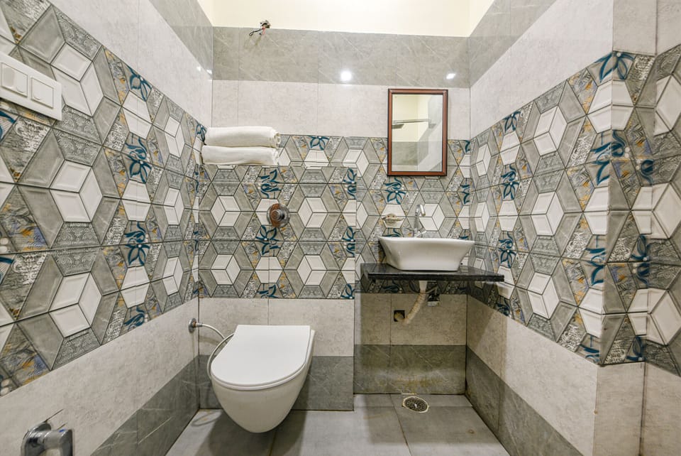 Deluxe Room | Bathroom | Shower, free toiletries, towels, toilet paper