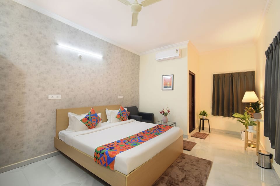 Deluxe Room | Egyptian cotton sheets, premium bedding, iron/ironing board, WiFi (free)