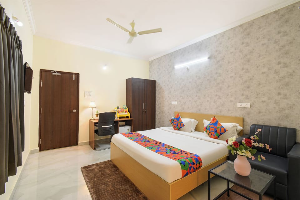 Deluxe Room | Egyptian cotton sheets, premium bedding, iron/ironing board, WiFi (free)
