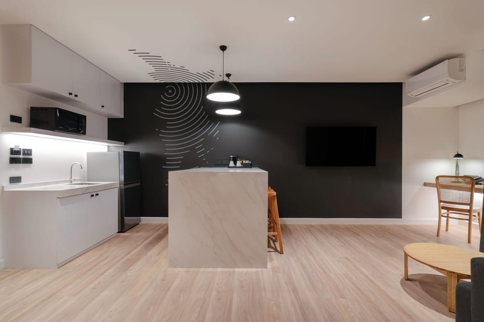 One Bedroom Suite Triple | Desk, laptop workspace, WiFi (free)
