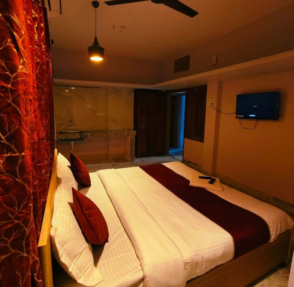 Deluxe Double Room, City View | WiFi (free), bed sheets