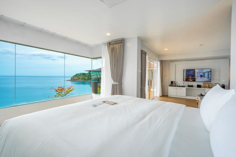 Executive Ocean front | In-room safe, desk, iron/ironing board (on request), WiFi (free)