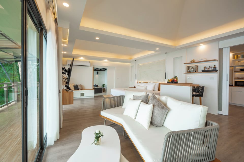 Grand Executive Ocean front | In-room safe, desk, iron/ironing board (on request), WiFi (free)