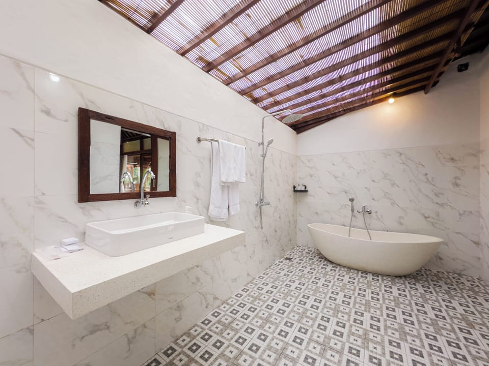 Suite | Bathroom | Towels, soap, shampoo, toilet paper